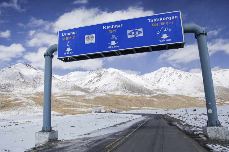 বেল্ট অ্যান্ড রোড ইনিশিয়েটিভের অধীনে চিন পাকিস্তানে গদর বন্দর নির্মাণ শুরু করে। ভারতের কাছে ইরানের সহায়তা এবং চাবাহার আরও বেশি জরুরি হয়ে ওঠে ওই সময় থেকেই।