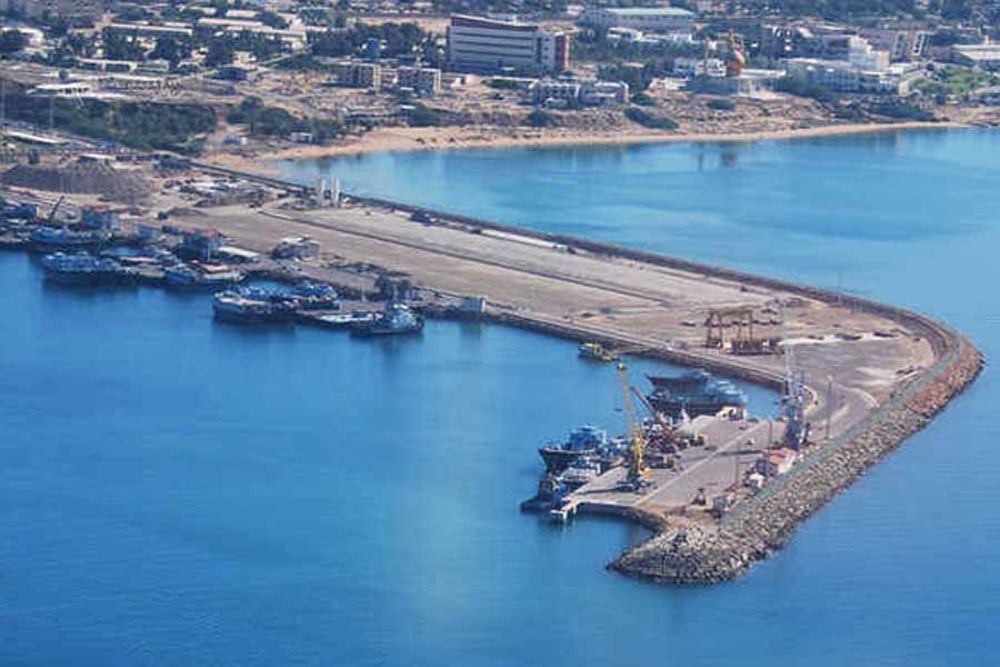 পরে চাবাহার দিয়ে আফগানিস্তানের সঙ্গে অল্পবিস্তর বাণিজ্যও করেছে ভারত। আফগানিস্তান থেকেও পণ্য ভারতে ঢুকেছে ওই বন্দর দিয়ে। কিন্তু সময়ের সঙ্গে সঙ্গে আন্তর্জাতিক ভূ-রাজনীতির ঘটনাবলির পরিপ্রেক্ষিতে ভারতের এই বন্দর ব্যবহার কমেছে।