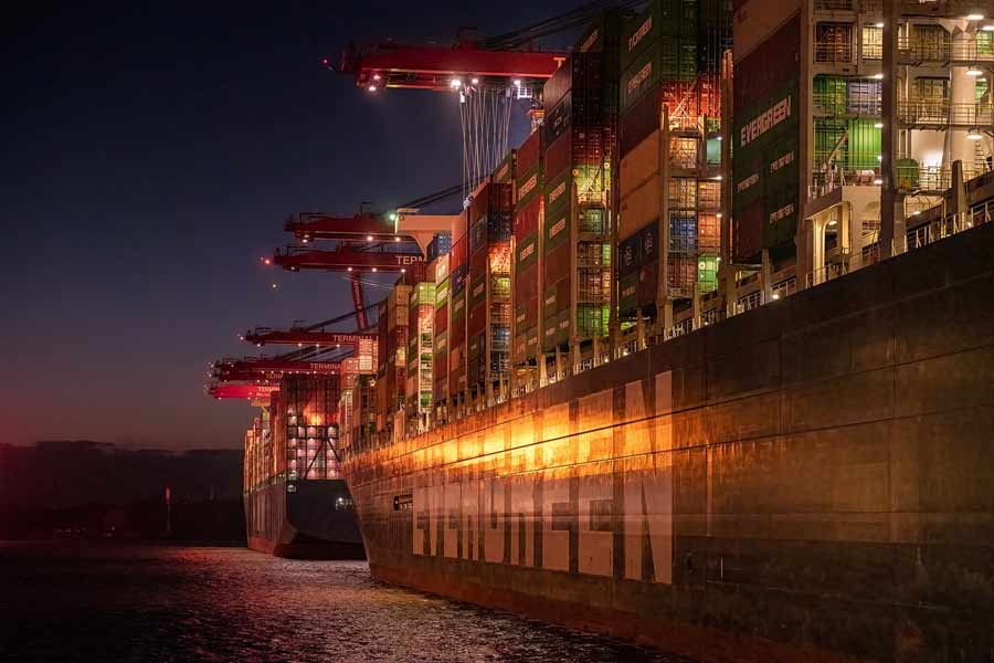 আমেরিকার সঙ্গে ভারতের ঘনিষ্ঠতা ভাল চোখে দেখেনি ইরান। ফলে চাবাহার বন্দরকে কেন্দ্র করে ভারতের একাধিক প্রকল্পে ইরান সম্মতি দিতে দেরি করে বলে অভিযোগ।