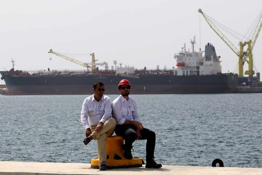 এর মাঝেই পাকিস্তানের সঙ্গে ইরানের সম্পর্কের অবনতি হয়েছে। যা ভারতের জন্য ইতিবাচক হয়ে উঠতে পারে। চাবাহার বন্দরকে কাজে লাগিয়ে এশিয়ার বাণিজ্যে চিনা মদতপুষ্ট পাকিস্তানকে অনায়াসে টক্কর দিতে পারে ভারত।