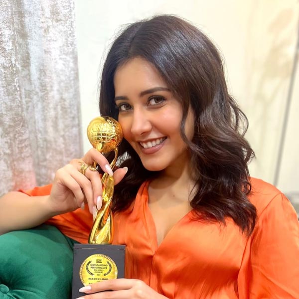 বিজ্ঞাপনী সংস্থায় কাজ করার সূত্রে বিভিন্ন বিজ্ঞাপনে অভিনয় করতে দেখা যেত রাশিকে। ধীরে ধীরে মডেলিংয়ের দিকে ঝুঁকে পড়েন তিনি।