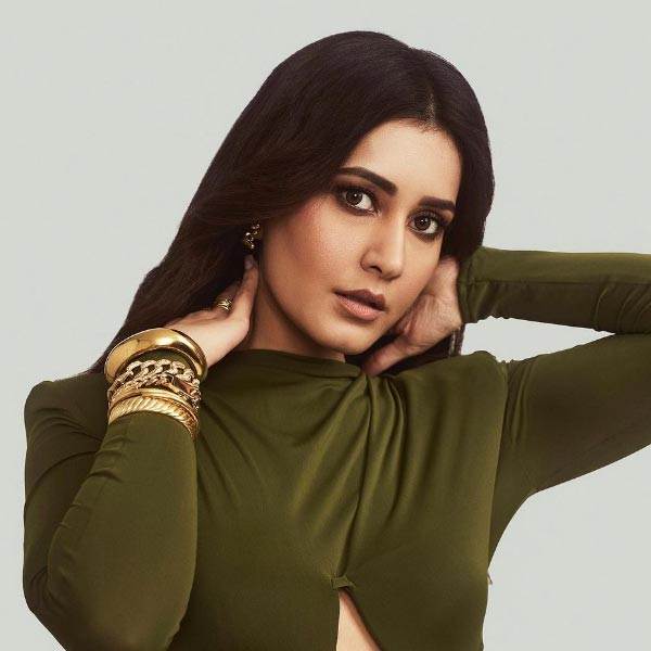 মডেলিং জগতে নামার পর একের পর এক বিজ্ঞাপনে অভিনয় করতে থাকেন রাশি। মডেল হিসাবে জনপ্রিয় হয়ে ওঠেন তিনি। ২০১৩ সালে সুজিত সরকারের পরিচালনায় ‘মাদ্রাজ ক্যাফে’ ছবিতে অভিনয়ের সুযোগ পান তিনি। এই ছবির মাধ্যমেই বড় পর্দায় আত্মপ্রকাশ করেন রাশি।