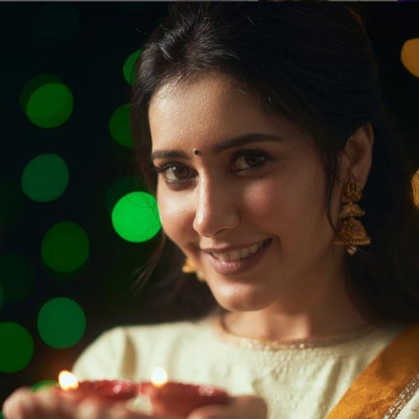 ‘মাদ্রাজ ক্যাফে’ ছবিতে পার্শ্বচরিত্রে অভিনয় করেছিলেন রাশি। তার আগে অভিনয় শেখার জন্য আলাদা ভাবে প্রশিক্ষণ নিতে হয়েছিল তাঁকে। সেই সময়েই পড়াশোনা থেকে দূরে সরে যান তিনি।