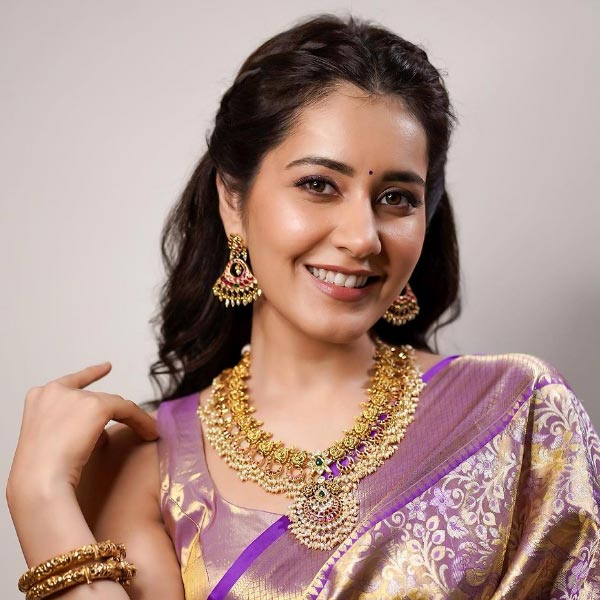 বলিউডের মাধ্যমে কেরিয়ার শুরু করলেও দক্ষিণী ছবির জগতে চলে যান রাশি। ‘মাদ্রাজ ক্যাফে’ ছবিতে রাশির অভিনয় দেখে মুগ্ধ হয়ে তাঁকে অভিনয়ের প্রস্তাব দেন দক্ষিণী পরিচালক শ্রীনিবাস অভসরলা।