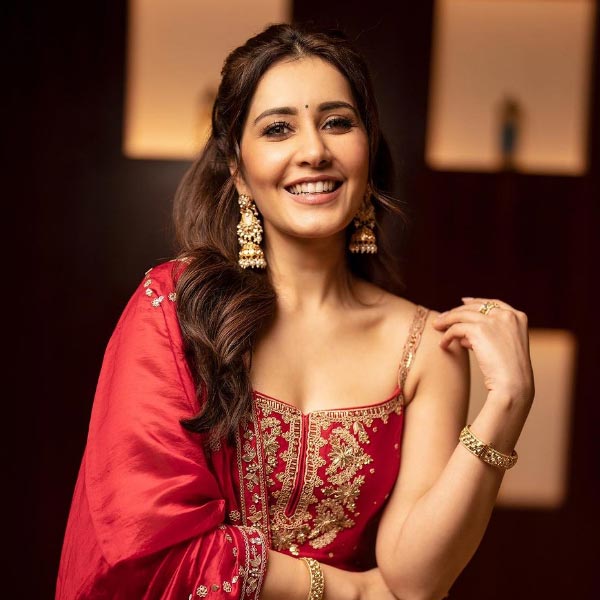 ২০১৪ সালে একটি ছবিতে গান গেয়েছিলেন রাশি। ২০১৭ সালে প্রথম তামিল এবং মালয়ালম ছবিতে অভিনয়ের সুযোগ পান তিনি।