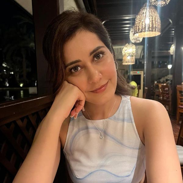 কানাঘুষো শোনা যায়, এক ভারতীয় ক্রিকেটারের সঙ্গে সম্পর্কে জড়িয়েছিলেন রাশি। ২০১৮ সালে নাকি যশপ্রীত বুমরাকে ডেট করতেন তিনি। কিন্তু এই প্রসঙ্গে অভিনেত্রী প্রকাশ্যে কখনওই কিছু জানাননি।