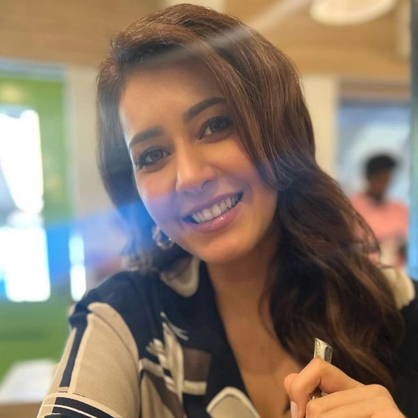 সমাজমাধ্যমে রাশির অনুরাগীর সংখ্যা নজরে পড়ার মতো। ইতিমধ্যেই ইনস্টাগ্রামে তাঁর অনুরাগীর সংখ্যা প্রায় ১০ লক্ষের গণ্ডি পার করে ফেলেছে।