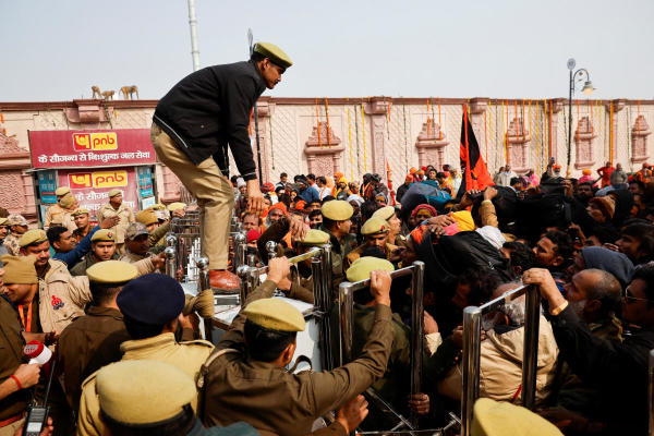 মঙ্গলবার আমজনতার জন্য রামমন্দির খুলে দেওয়া হলে প্রবল বিশৃঙ্খলার সৃষ্টি হয় মন্দির চত্বরে। ভিড় সামলাতে ব্যর্থ হয় পুলিশ। ধাক্কাধাক্কিতে অসুস্থ হয়ে পড়েন অনেকে। 