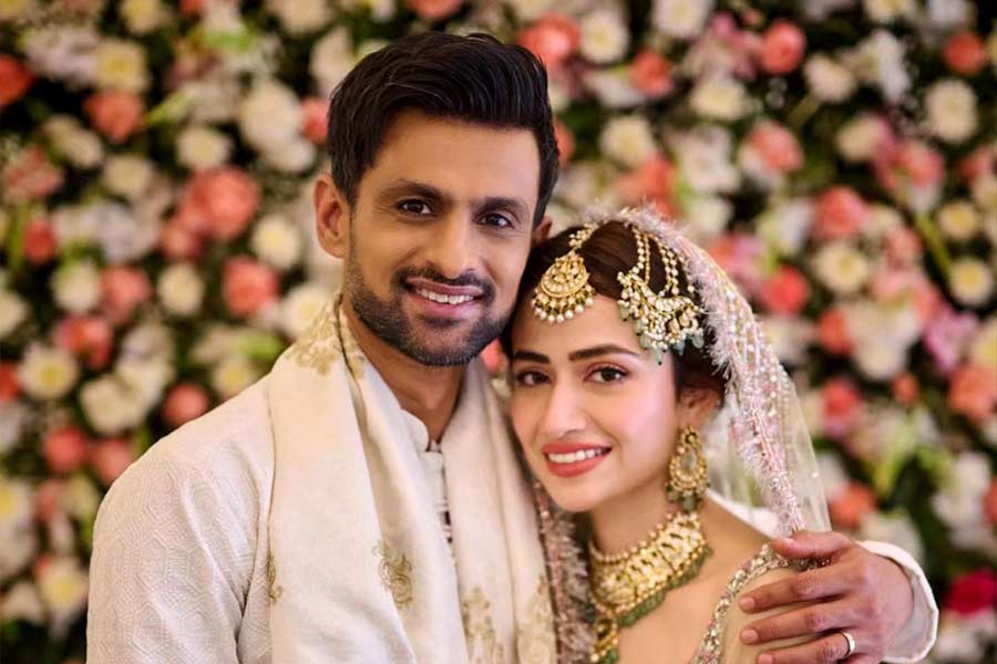 পাকিস্তানের ক্রিকেটার শোয়েব সমাজমাধ্যমে পোস্ট করে ঘোষণা করেন তাঁর এবং সানা জাভেদের বিয়ের কথা।