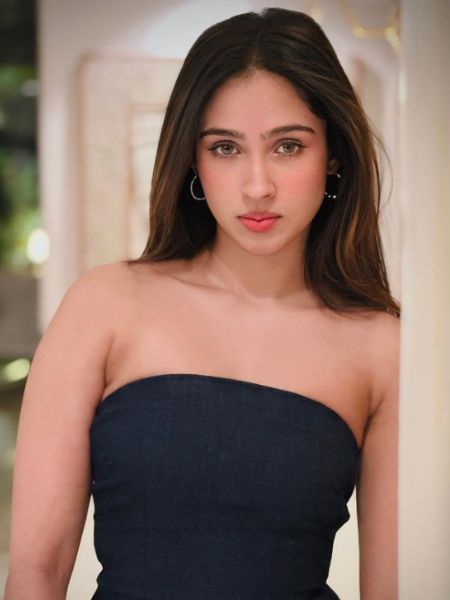 Hrithik Roshan sister Pashmina Roshan looking stylish in black saree see pictures dgtl