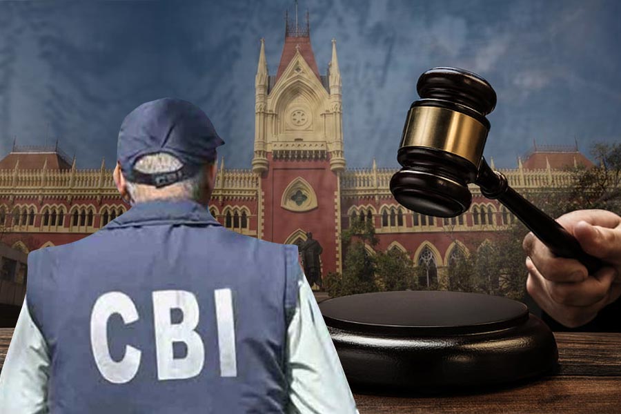 শনিবারই মেডিক্যাল মামলায় হাই কোর্টের যাবতীয় বিচারপ্রক্রিয়া স্থগিত করে দেওয়া হয়েছিল। স্থগিতাদেশ দেওয়া হয় সিবিআই তদন্তেও। সেই সঙ্গে রাজ্য, মামলাকারী, এমনকি সিবিআইকেও নোটিস দেওয়া হয়।