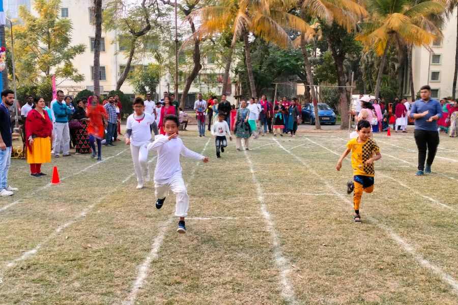 দৌড় প্রতিযোগিতায় বিশেষভাবে সক্ষম শিশুরা।