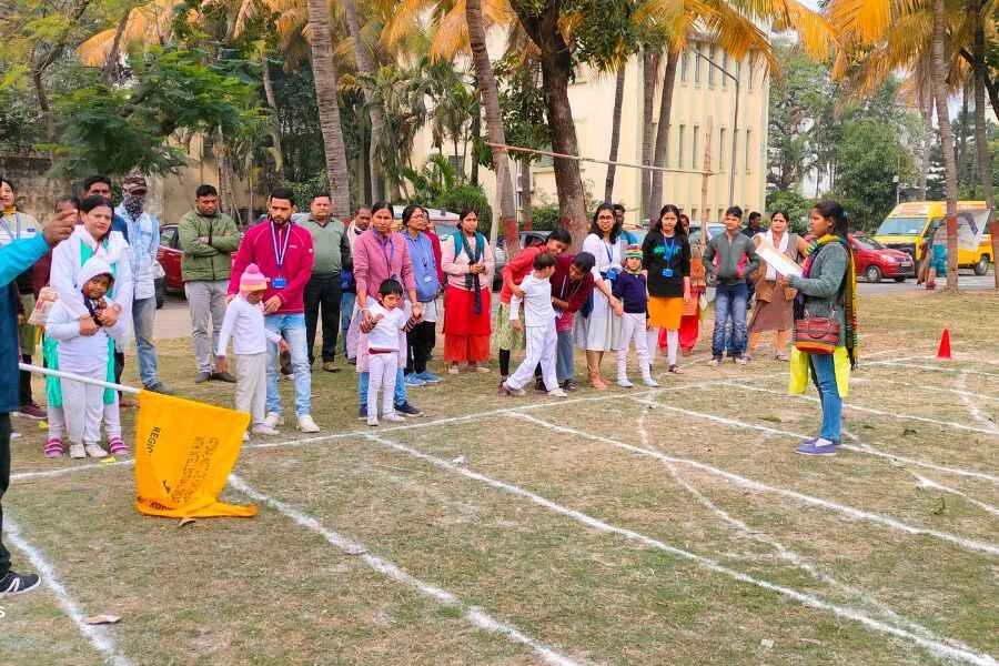 শিক্ষকদের সঙ্গে বিশেষ মুহূর্তে পড়ুয়ারা