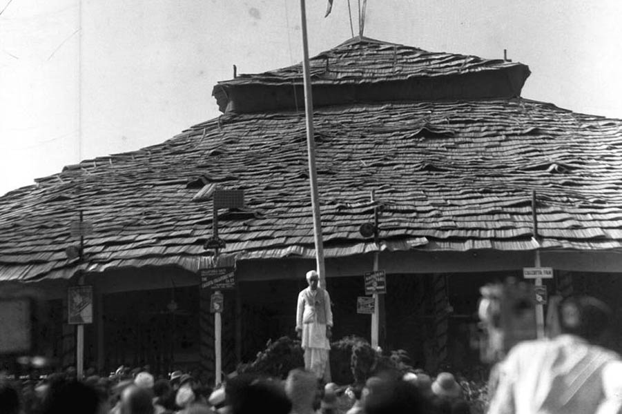 স্বপ্নময়: কংগ্রেস অধিবেশনের মণ্ডপে জাতীয় পতাকা তুলছেন জওহরলাল নেহরু, ১৯৩৭।