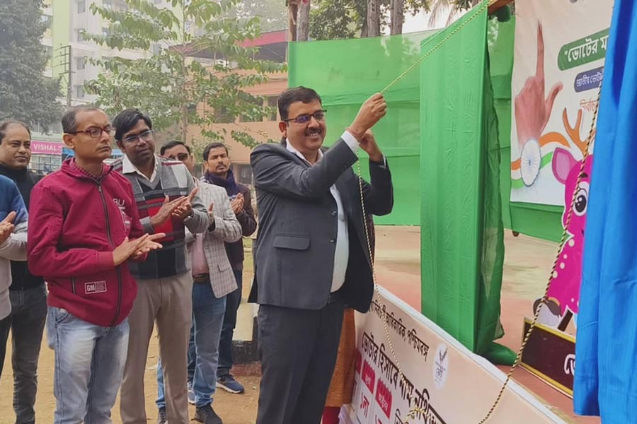 নিবার্চনী ম্যাসকটের উদ্বোধন করছেন জেলাশাস