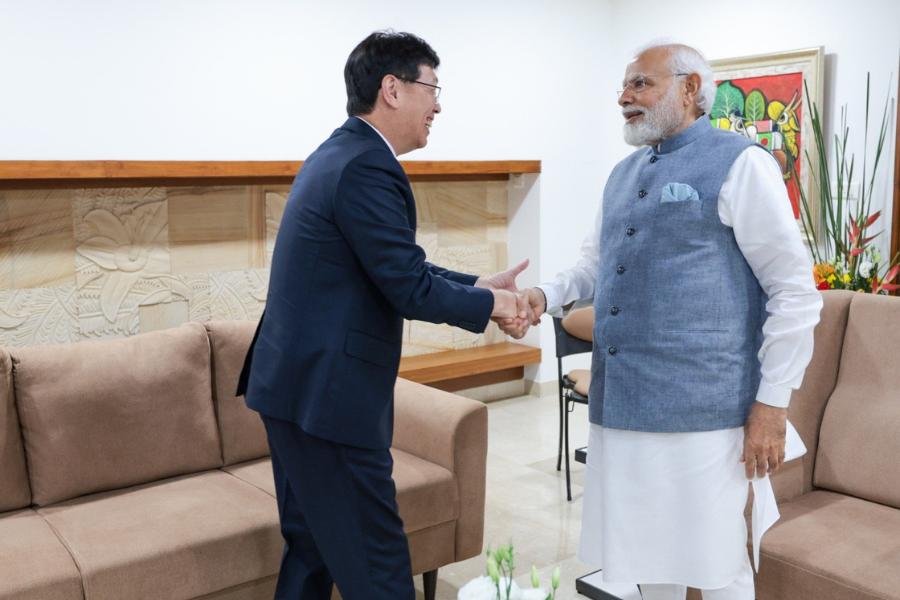 বিশেষ করে দক্ষিণ ভারতের উৎপাদন ইন্ডাস্ট্রিতে খোলা হাতে বিনিয়োগ করে চলেছে ফক্সকন। নেপথ্যে প্রধান নাম অবশ্যই ইয়ুং লিউ।