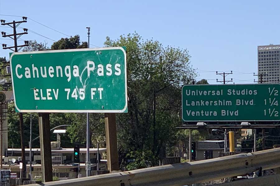 আমেরিকার লস অ্যাঞ্জেলস অববাহিকা থেকে ক্যালিফোর্নিয়ার সান ফার্নান্দো উপত্যকা সড়কপথে যুক্ত করে কাহুয়েঙ্গা পাস। এই পাসের স্পেনীয় নাম পাসেও দে কাহেয়ুঙ্গা। সারা দিন এই পাসের উপর দিয়ে গাড়ির যাতায়াত চলে। কিন্তু এই কাহুয়েঙ্গা পাসের সঙ্গেই জড়িয়ে রয়েছে ধনদৌলতের অভিশপ্ত ইতিহাস।