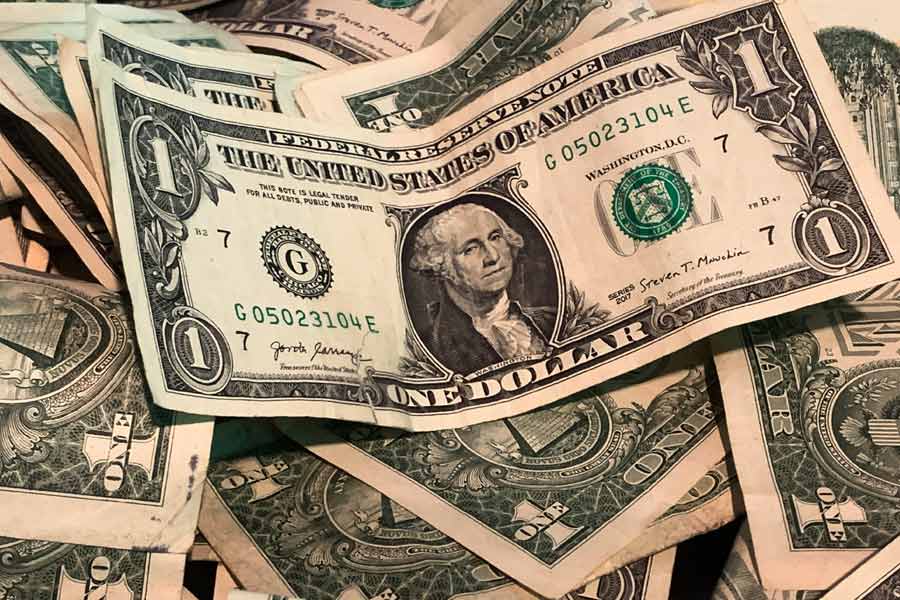 রাজসম্পত্তি বিক্রি করে তা দিয়ে বন্দুক কেনার সিদ্ধান্ত নিয়েছিলেন বেনিটো। ইতিহাসের পাতা ঘেঁটে জানা যায়, দু’লক্ষ ডলার মূল্যের সোনা, হিরে, পান্না-সহ রাজপরিবারের যাবতীয় সম্পত্তি নিয়ে মেক্সিকো থেকে রওনা দিয়েছিলেন চার জন সেনা।