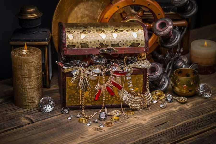 স্বপ্নে দৈববাণী পেয়েছেন ভেবে আর গুপ্তধন নিয়ে বাড়ির দিকে পা বাড়ালেন না দিয়েগো। একটি গাছের তলায় সমস্ত ধনসম্পত্তি পুঁতে ফেলেন তিনি। তার পর লস অ্যাঞ্জেলসের পথে যাত্রা শুরু করেন দিয়েগো।