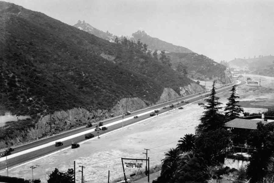 হেনরি জোনস নামে এক ব্যক্তি প্রায় এক মাস ধরে কাহুয়েঙ্গা পাসের কাছে গুপ্তধনের সন্ধান চালান। ঘটনাচক্রে সেই সময় বিবাহবিচ্ছেদ হয় হেনরির। কোনও মূল্যবান রত্নের খোঁজ পাচ্ছিলেন না বলে বিষণ্ণ হয়ে পড়েছিলেন তিনি। ব্যক্তিগত জীবনের পাশাপাশি পেশাগত জীবনেও ব্যর্থ হয়ে পড়ায় আত্নহত্যার পথ বেছে নেন হেনরি।