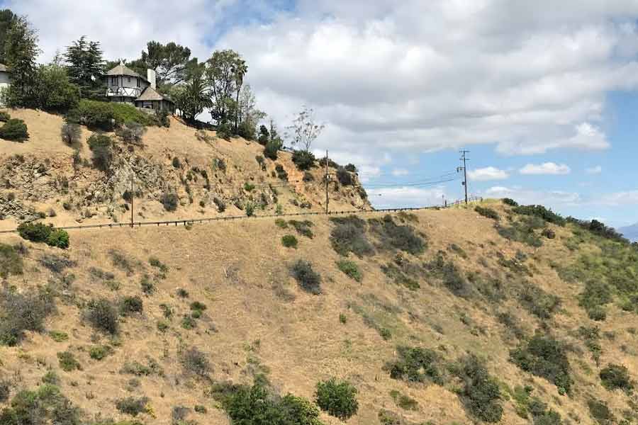 কাহুয়েঙ্গা পাসের কাছে আদৌ কোনও গুপ্তধন রয়েছে কি না অথবা এর সঙ্গে কোনও ‘অভিশাপ’ জড়িয়ে রয়েছে কি না তার কোনও প্রমাণ পাওয়া যায়নি। তবে একের পর এক রহস্যজনক মৃত্যুর নেপথ্যে যে ভয়ানক কোনও ‘অভিশাপ’ রয়েছে তা উড়িয়ে দেন না সেখানকার স্থানীয়েরা।