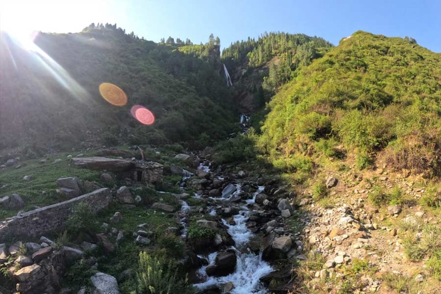 পরি টিব্বা এলাকাটি খুব একটা জনবহুল নয়। বহু বছর আগে সেখানে নিজেদের মতো সময় কাটাতে গিয়েছিলেন এক যুগল। সেখানে পৌঁছে সৌন্দর্য দেখে মুগ্ধ হয়ে যান তাঁরা।