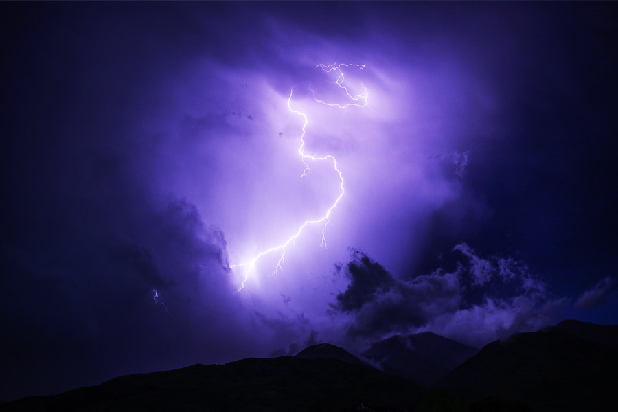 স্থানীয়দের দাবি, পরি টিব্বায় অন্তরঙ্গ সময় কাটানোর সময় যুগলের উপর হঠাৎ বাজ পড়ে। তার পরেই নাকি ঘটনাস্থল থেকে নিখোঁজ হয়ে যান তাঁরা।