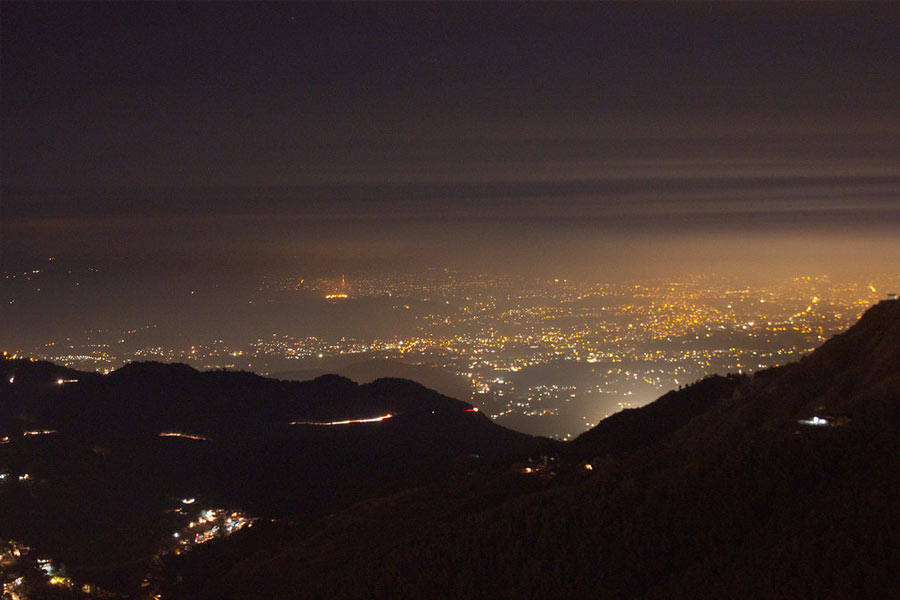 পরি টিব্বার জঙ্গলে রাতের অন্ধকারে নানা রকম অলৌকিক কাজকর্ম হয় বলেও ধারণা স্থানীয়দের। এই জঙ্গলের গাছের ঘনত্ব অনেকটাই বেশি। পাহাড়ি জঙ্গলের মধ্যে দিয়ে হেঁটে গেলে অনেক গাছের উপর ছাই রঙের দাগ দেখতে পাওয়া যায়।