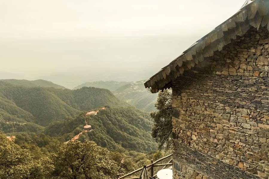 পরি টিব্বা এলাকায় হাতেগোনা যে কয়েকটি বাড়ি রয়েছে সে বাড়িগুলিও নাকি পরিত্যক্ত। এমনকি সন্ধ্যার দিকে ওই এলাকায় ‘প্রেতের উপদ্রব’ হয় বলেও দাবি করেছেন স্থানীয়দের একাংশ।