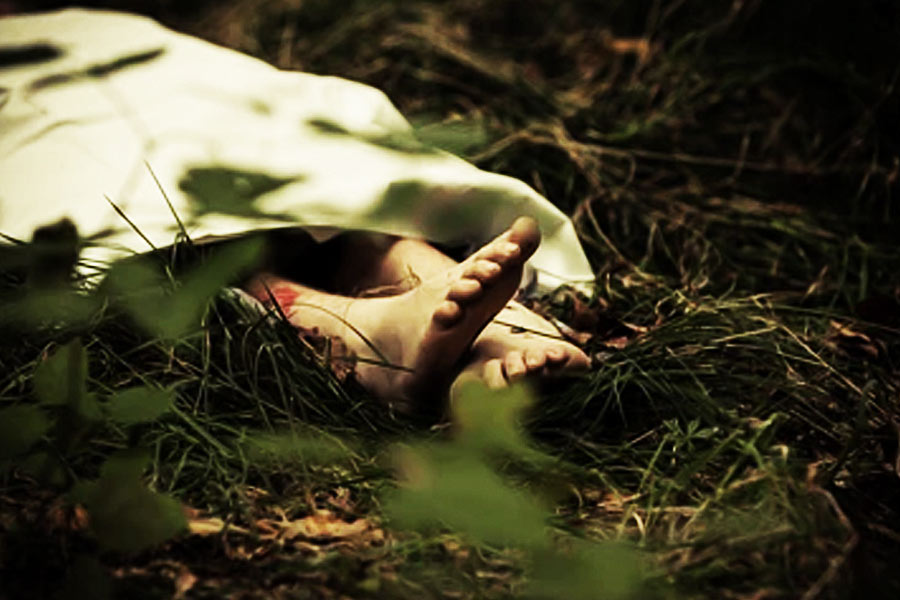 তবে যুগলের মৃত্যুর পর তাঁদের দেহ কোথায় নিখোঁজ হয়ে গিয়েছিল, আবার কোথা থেকে তাঁদের দেহ হাজির হল, সেই রহস্যের সমাধান হয়নি এখনও।