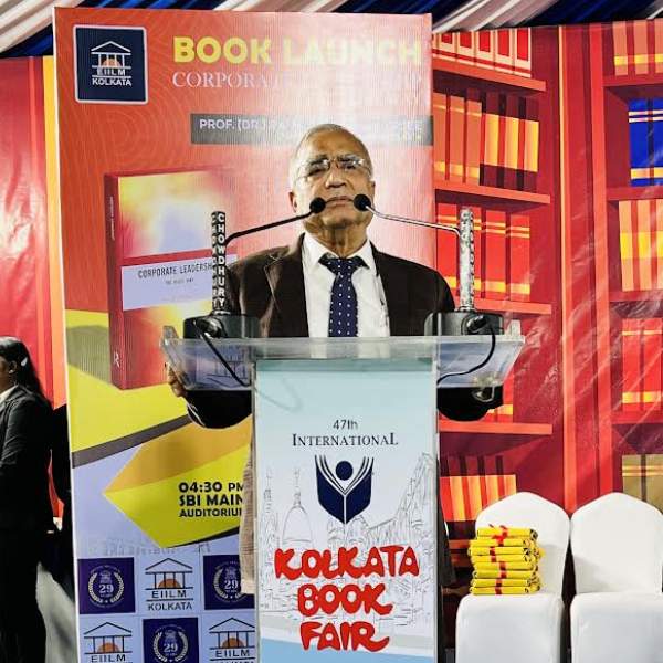 বইমেলায় বইয়ের উদ্বোধনে অধ্যাপক ড. রমাপ্রসাদ বন্দ্যোপাধ্যায়।