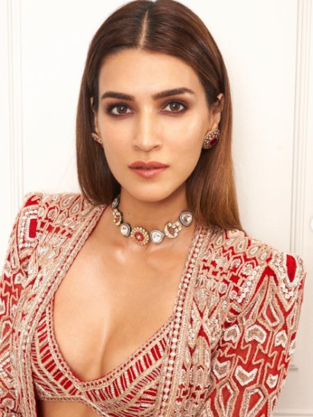 Red color suits Kriti Sanon very well, follow these 7 beautiful looks for your winter style dgtl