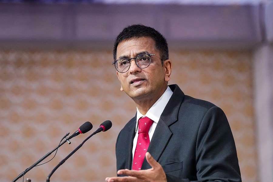 কলকাতা হাই কোর্টের বিচারপতিদের এই সংঘাতকে সুপ্রিম কোর্ট যে গুরুত্ব দিয়েই দেখছে, তা ছুটির দিনে জরুরি ভিত্তিতে বিশেষ বেঞ্চে শুনানির আয়োজন করা থেকেই স্পষ্ট। শুনানিতে এই সংক্রান্ত প্রয়োজনীয় নির্দেশ দেন দেশের প্রধান বিচারপতি। 