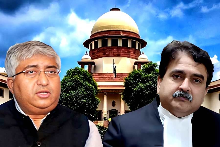 কলকাতা হাই কোর্টের বিচারপতি অভিজিৎ গঙ্গোপাধ্যায় এবং বিচারপতি সৌমেন সেনের সংঘাতের আবহে সুপ্রিম কোর্ট উচ্চ আদালতের বিচারপ্রক্রিয়ায় স্থগিতাদেশ দিয়েছে। আপাতত মেডিক্যালে ভর্তি মামলায় কলকাতা হাই কোর্টে বিচারপ্রক্রিয়া স্থগিত থাকবে। 