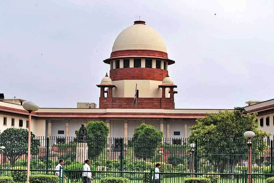 সুপ্রিম কোর্টের নির্দেশের পর মেডিক্যালে ভর্তি মামলায় কলকাতা হাই কোর্টের সিঙ্গল এবং ডিভিশন বেঞ্চের কোনও নির্দেশ আপাতত কার্যকর হচ্ছে না। সোমবার আবার এই সংক্রান্ত শুনানি হবে শীর্ষ আদালতে।