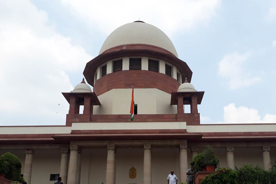 এই মামলায় রাজ্যকে নোটিস দিয়েছে শীর্ষ আদালত। নোটিস দেওয়া হয়েছে সিবিআইকেও। সুপ্রিম কোর্ট মামলাকারীকেও নোটিস দিতে বলেছে। প্রধান বিচারপতি জানান, মামলাকারী চাইলে মামলার সঙ্গে যুক্ত হতে পারবেন।