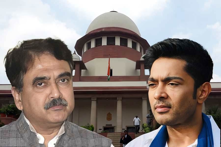 অভিষেকের আইনজীবী সিঙ্ঘভি আদালতে জানান, বিচারপতি গঙ্গোপাধ্যায় তাঁর অনেক নির্দেশেই অভিষেকের নাম টেনে আনেন। তাই তাঁর মক্কেলের বক্তব্যও শোনা হোক। লিখিত আকারে বক্তব্য জানাতে চান অভিষেক।