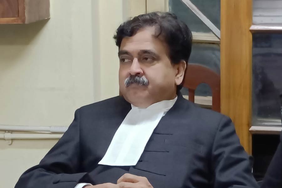 বিতর্কের সূত্রপাত মেডিক্যাল কলেজে ভর্তি মামলায় বিচারপতি গঙ্গোপাধ্যায়ের নির্দেশকে কেন্দ্র করে। বিচারপতি সেনের ডিভিশন বেঞ্চ ওই নির্দেশের উপর স্থগিতাদেশ দেয়। পরে সিবিআইয়ের দায়ের করা এফআইআরও খারিজ করে দেয়।