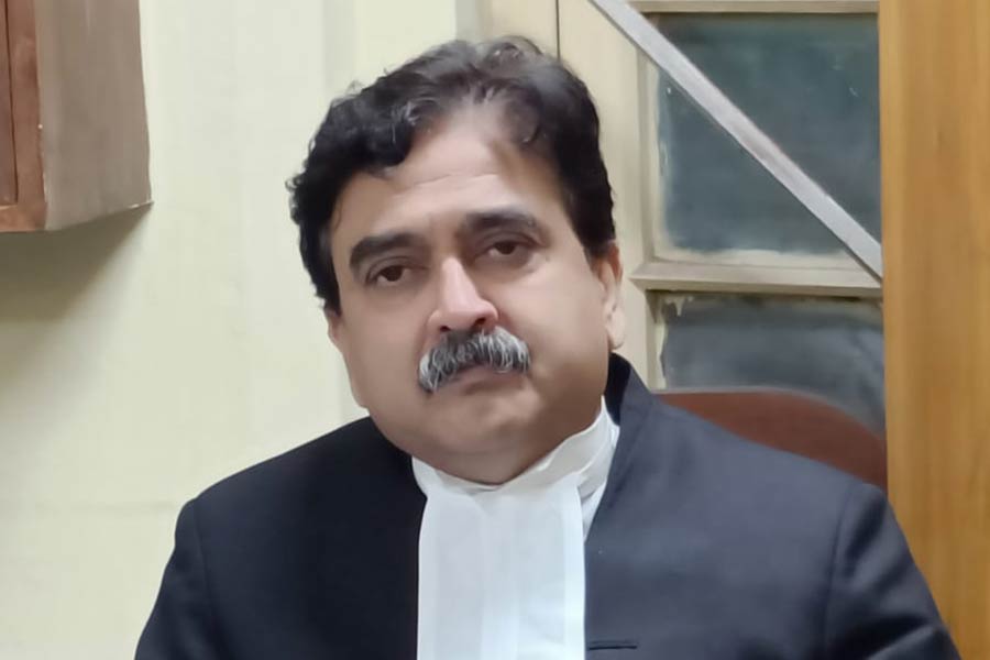 এর পরেই ডিভিশন বেঞ্চের এই নির্দেশের প্রক্রিয়াগত ‘ত্রুটি’ নিয়ে প্রশ্ন তোলেন বিচারপতি গঙ্গোপাধ্যায়। তিনি তাঁর নির্দেশনামায় বিচারপতি সেন সম্পর্কে একাধিক অভিযোগ তোলেন।