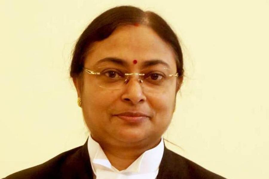 বিচারপতি গঙ্গোপাধ্যায় তাঁর নির্দেশনামায় উল্লেখ করেছিলেন, বড়দিনের ছুটির আগে বিচারপতি সেন তাঁর চেম্বারে বিচারপতি অমৃতা সিংহকে ডেকে পাঠান। সেখানে তিনি রাজনৈতিক নেতার মতো বিচারপতি সিংহকে নির্দেশ দেন।