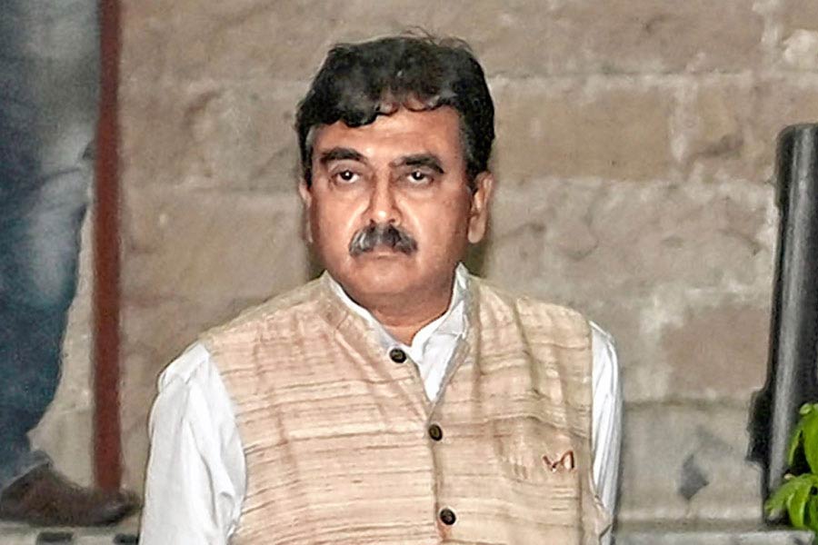 এখানেই শেষ নয়, কেন বদলির নির্দেশ সত্ত্বেও বিচারপতি সেনের বদলি কার্যকর হচ্ছে না, নেপথ্যে কার হাত রয়েছে, সেই প্রশ্নও তোলেন বিচারপতি গঙ্গোপাধ্যায়। 