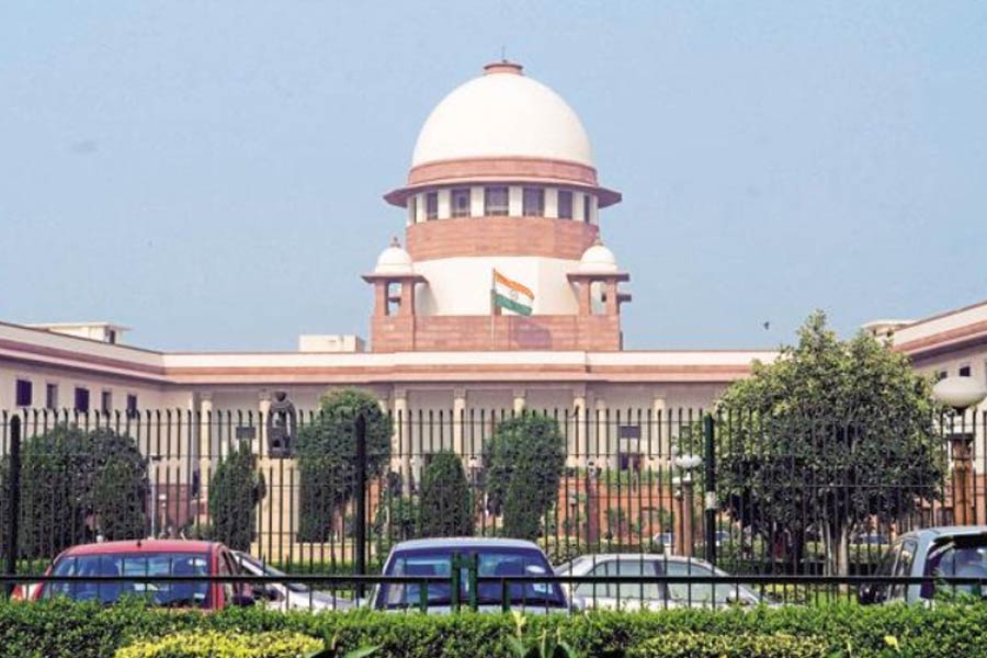 বেনজির সংঘাত দেখে স্বতঃপ্রণোদিত হয়ে পদক্ষেপ করে সুপ্রিম কোর্ট। শনিবার জরুরি ভিত্তিতে শুনানি ডাকা হয়। সেখানে মেডিক্যাল মামলায় কলকাতা হাই কোর্টের বিচারপ্রক্রিয়া স্থগিত করে দেওয়া হয়েছে। (বিধিবদ্ধ অনুমতি সংগ্রহ করে ভার্চুয়াল মাধ্যমে আদালতের এই শুনানিতে উপস্থিত ছিল আনন্দবাজার অনলাইন।)