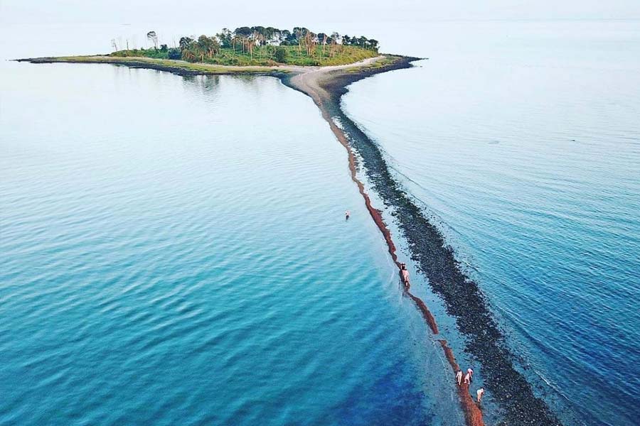 আয়তন খুব একটা বেশি নয়। বর্তমানে পরিযায়ী পাখিদের আস্তানা সেই দ্বীপ। বসতিহীন এই দ্বীপের প্রাকৃতিক সৌন্দর্যে এখনও ছাপ পড়েনি আধুনিকতার। পরিযায়ী পাখি দেখতে বছরের একটি নির্দিষ্ট সময়ে এই দ্বীপে ঘুরতে যান পর্যটকেরা।