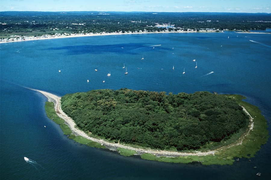 লোকমুখে শোনা যায়, ৩০০ বছরের পুরনো অভিশাপে মোড়া রয়েছে দ্বীপটি। স্থানীয়দের কেউ কেউ দাবি করেন, এক জলদস্যুর গুপ্তধনও লুকোনো রয়েছে এই দ্বীপে।