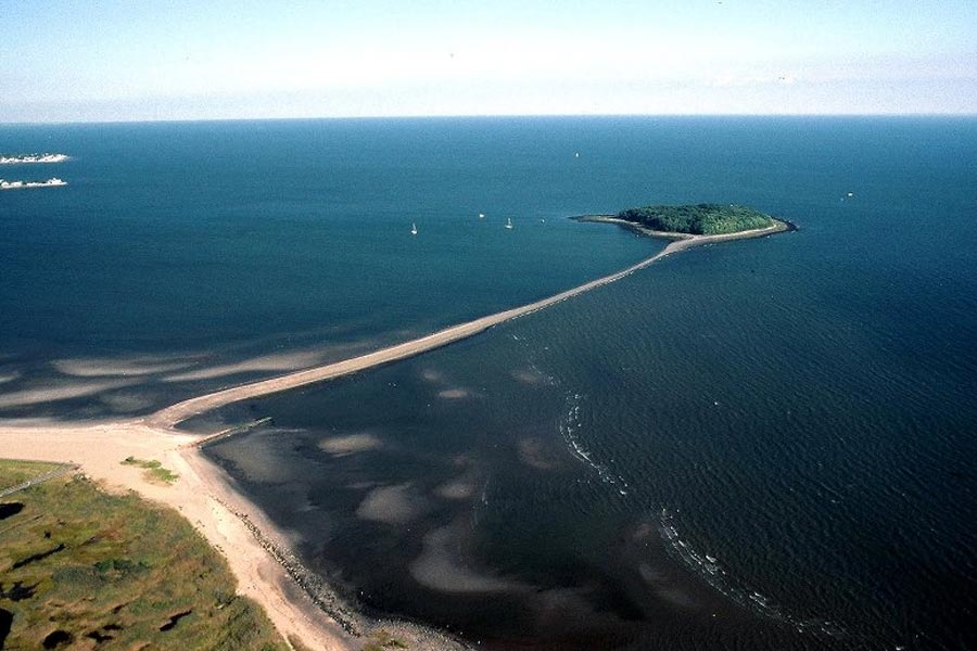 প্রতি বছর মে মাস থেকে শুরু করে অগস্ট মাস পর্যন্ত চার্লস দ্বীপে প্রবেশ করতে পারেন না পর্যটকেরা। কারণ এই সময় নানা ধরনের বিপন্ন প্রজাতির পাখি সেখানে বাসা বাঁধে। 