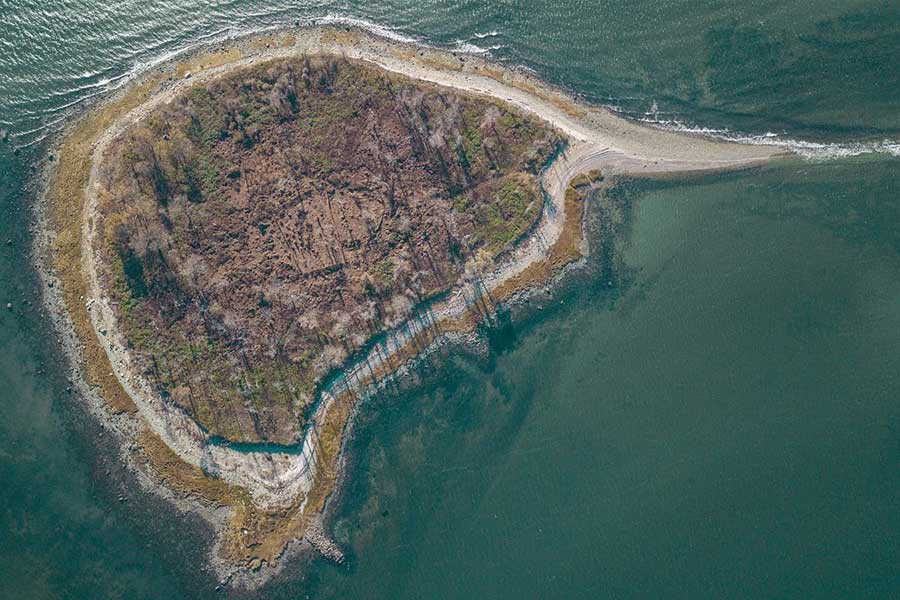 মে মাস থেকে অগস্ট মাস পর্যন্ত সময়টুকু বাদ দিয়ে বছরের অন্যান্য সময়ে চার্লস দ্বীপে যেতে পারেন পর্যটকেরা। মূল স্থলভাগ থেকে চার্লস দ্বীপ পর্যন্ত পায়ে হেঁটেই যেতে হয় তাঁদের। জোয়ার-ভাটার সময় হিসেব করে সেই দ্বীপে যান পর্যটকেরা।