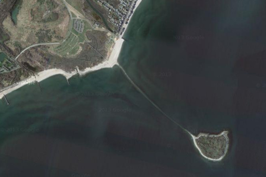 ভাটার সময় খুব সহজে চার্লস দ্বীপে পৌঁছে যাওয়া গেলেও জোয়ারের সময় এই দ্বীপের অধিকাংশই জলের তলায় ডুবে যায়। জলের স্রোত বেশি থাকায় পর্যটকদের প্রাণসংশয়ের আশঙ্কাও থাকে। চার্লস দ্বীপের সঙ্গে জড়িয়ে থাকা ‘অভিশাপের’ ভয়েও পর্যটকেরা সেখানে বেশি সময় কাটাতে চান না।