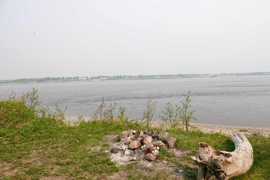 লোকমুখে শোনা যায়, ১৬৩৯ সালে চার্লস দ্বীপের প্রধানের সঙ্গে ইউরোপীয়দের বচসা হয়। প্রধানের কন্যাকে নাকি অপহরণ করে নিয়ে যান  কয়েক জন ইউরোপীয়। তাঁদের হাত থেকে কন্যাকে উদ্ধার করার জন্য চার্লস দ্বীপটি ইউরোপীয়দের হস্তান্তর করেন প্রধান।