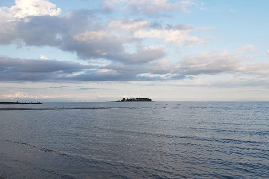 চুক্তি অনুযায়ী, চার্লস দ্বীপটি ইউরোপের অধীনে চলে গেলেও শোনা যায় প্রধান সেই সময় নাকি দ্বীপের অমঙ্গল কামনা করে অভিশাপ দিয়েছিলেন। তার পর থেকে সেই দ্বীপ এড়িয়েই চলতেন সাধারণ বাসিন্দারা।