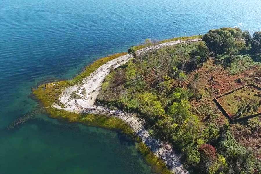 কানাঘুষো শোনা যায়, চার্লস দ্বীপ অভিশপ্ত— এ কথা শোনার পর এই দ্বীপে নিজের সম্পদ লুকোনোর সিদ্ধান্ত নিয়েছিলেন স্কটল্যান্ডের জলদস্যু ক্যাপ্টেন কিড। ১৬৯৯ সালে চার্লস দ্বীপে নিজের সমস্ত সম্পদ লুকিয়ে ফেলেন তিনি। কিন্তু পরে ধরা পড়ে যান তিনি।